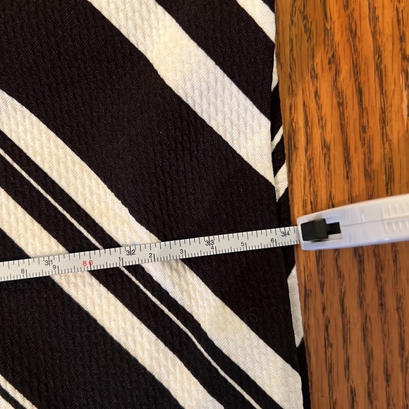 ROZ & ALI RETRO BLACK AND WHITE BELL-SLEEVED DRESS - Picture 3 of 6